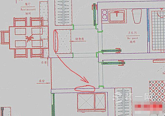 【户型】三房二厅 【面积】137 【装修方式】半包 【装修造价】预计硬装16万,软硬件全部24万左右 【风格】现代简约 【设计】装修公司 【施工】装修公司 【最大心得】亲力亲为,乐在其中。 原电表箱的位置在外卫的正对面,而这个位置要做一个储物柜。把电箱藏在储物柜里面,还是相当不放心的。而且电箱露在外面,对我来说都没关系,安全才是第一位的。所以这个电箱位一定要改。之前看到有童鞋移动电箱位。 从外卫往外拍,电箱就在正对面。原本想把它移到厨房的原来门洞的位置 如上图的移动位置,但是这个方案立即被设计师否决